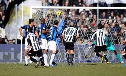  国际米兰三连胜止步，那不勒斯强势登顶积分榜  